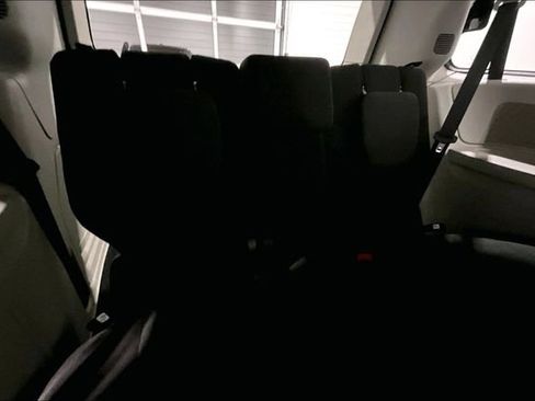 Used 2018 Dodge Grand Caravan SE w/ UConnect Hands-Free Group image 27