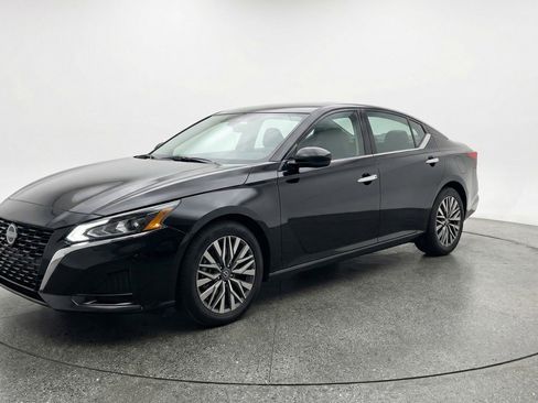 Used 2025 Nissan Altima 2.5 SV FWD image 3