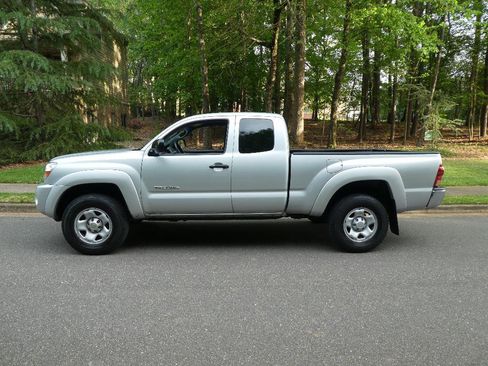 Used 2005 Toyota Tacoma PreRunner image 1