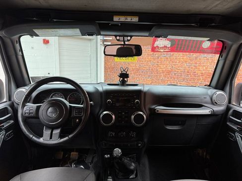 Used 2017 Jeep Wrangler Unlimited Sahara w/ Connectivity Group image 12