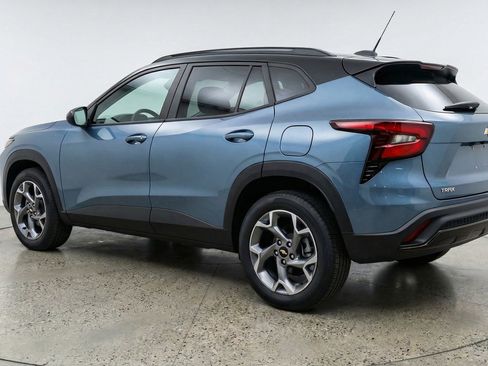 Used 2025 Chevrolet Trax LT w/ LT Convenience Package FWD image 6