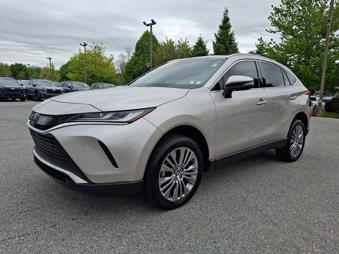 Used 2022 Toyota Venza XLE AWD/4WD image 3
