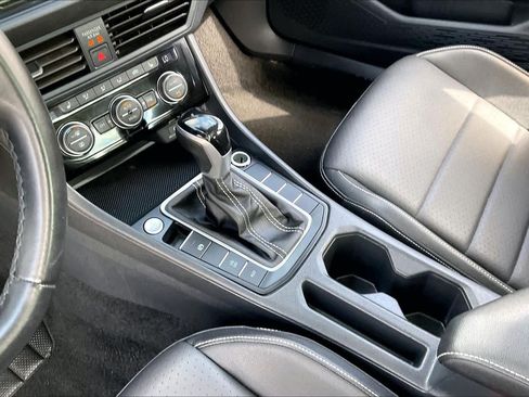 Used 2024 Volkswagen Jetta SE FWD image 17