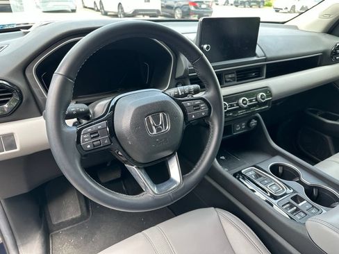 Used 2025 Honda Pilot Touring image 4