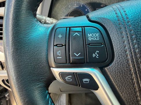 Used 2015 Toyota Sienna XLE w/ XLE Navigation Package FWD image 16