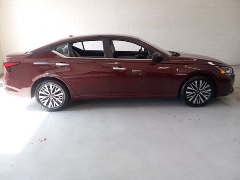 Used 2025 Nissan Altima 2.5 SV FWD image 2