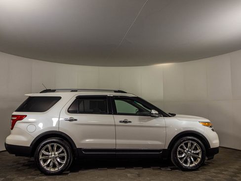 Used 2014 Ford Explorer Limited w/ Equipment Group 301A AWD/4WD image 16