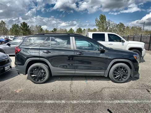 Used 2023 GMC Terrain SLE w/ Driver Convenience Package image 4