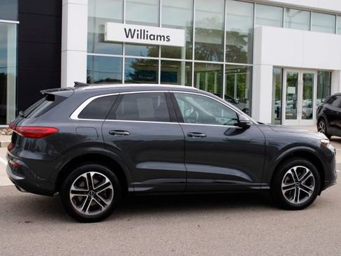 Used 2025 Audi Q5 Premium w/ Convenience Package AWD/4WD image 2