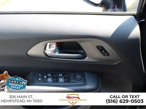 Used 2025 Chrysler Pacifica Select FWD image 12