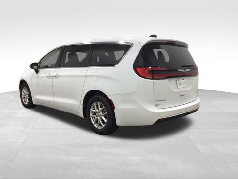 Used 2023 Chrysler Pacifica Touring-L FWD image 3