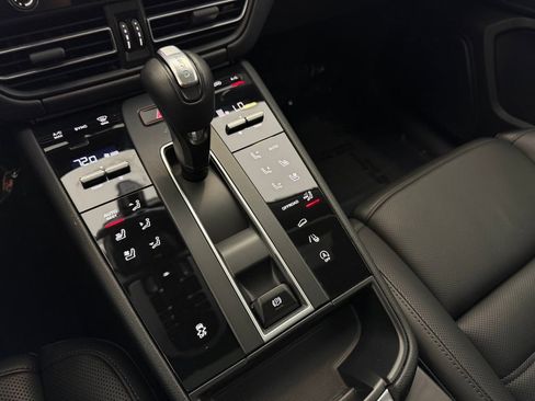 Certified 2026 Porsche Macan AWD/4WD image 19