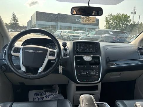Used 2015 Chrysler Town & Country Touring FWD image 13