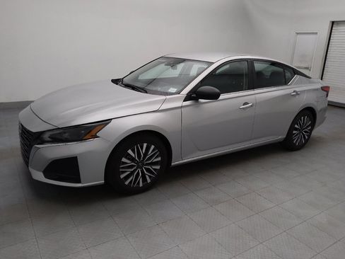 Used 2024 Nissan Altima 2.5 SV image 2