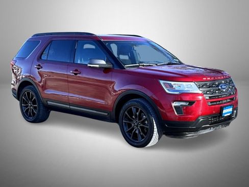 Used 2018 Ford Explorer XLT w/ Equipment Group 202A image 3