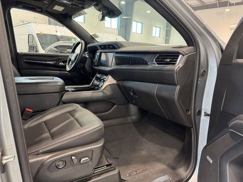 Used 2024 GMC Yukon XL Denali w/ Advanced Technology Package AWD/4WD image 15