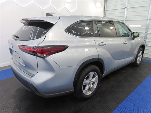 Used 2025 Toyota Highlander LE FWD image 12