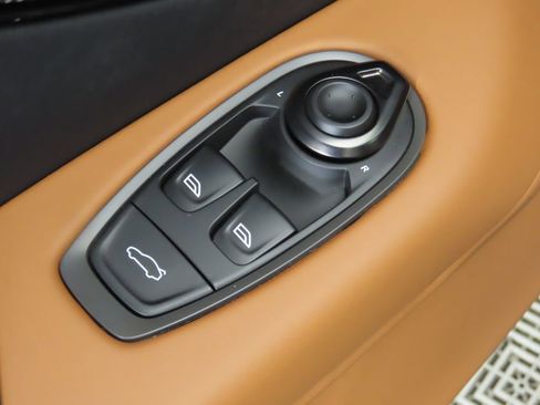 Used 2025 Aston Martin V8 Vantage Coupe image 23