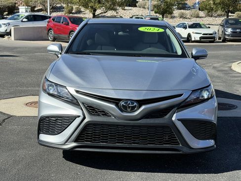 Used 2024 Toyota Camry SE image 3