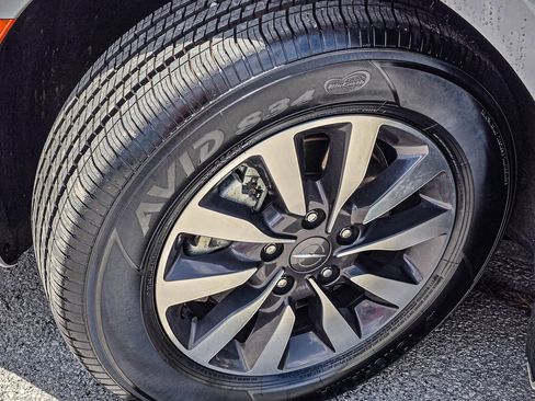 Used 2024 Chrysler Pacifica Limited FWD image 10