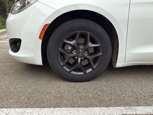 Used 2020 Chrysler Pacifica Touring-L w/ S Appearance Package FWD image 3