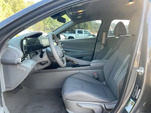 Used 2023 Hyundai Elantra SEL w/ Convenience Package image 10