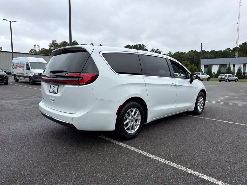 Used 2025 Chrysler Pacifica Select FWD image 5
