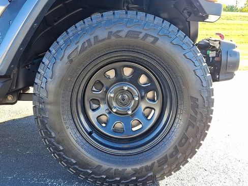 Used 2018 Jeep Wrangler Unlimited Sahara image 9