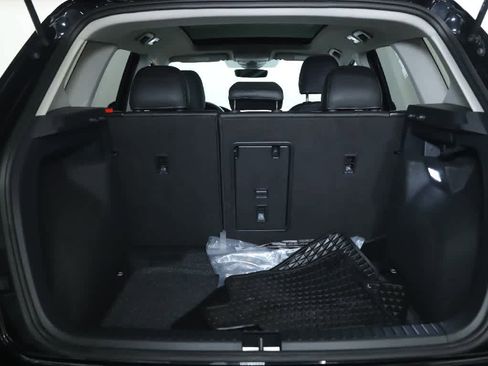 Certified 2025 Volkswagen Taos SE FWD image 31