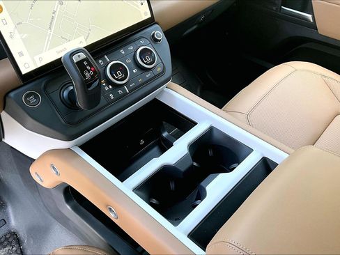 New 2026 Land Rover Defender 110 X-Dynamic SE image 9