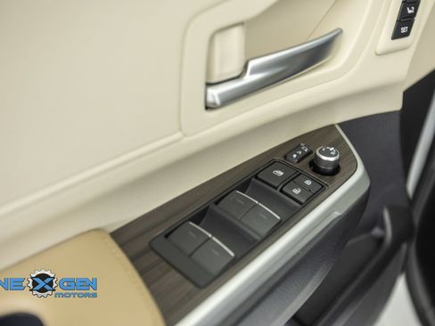 Used 2024 Toyota Sienna Limited AWD/4WD image 12