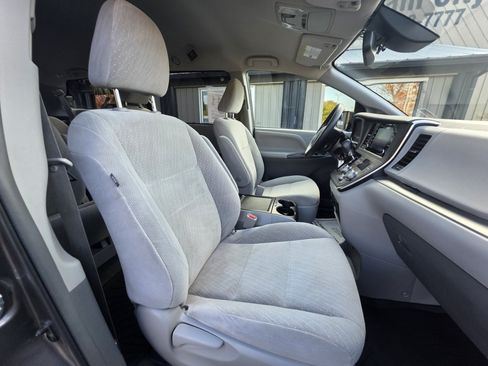Used 2018 Toyota Sienna LE FWD image 13