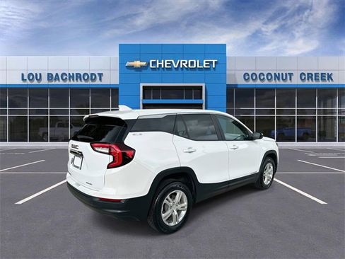 Used 2024 GMC Terrain SLE image 8