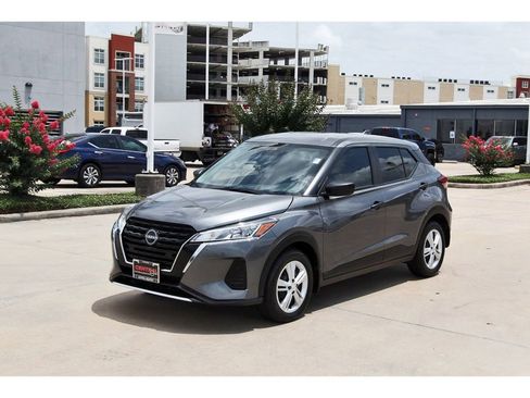 Used 2025 Nissan Kicks Play S FWD image 2