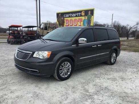 Used 2015 Chrysler Town & Country Touring-L w/ Driver Convenience Group image 8