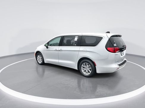 Used 2022 Chrysler Voyager LX FWD image 6