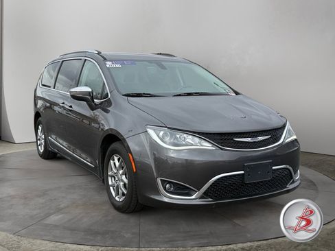 Used 2019 Chrysler Pacifica Limited image 1