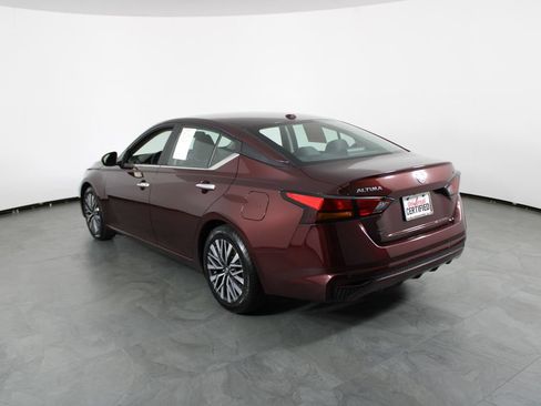 Used 2024 Nissan Altima 2.5 SV FWD image 3