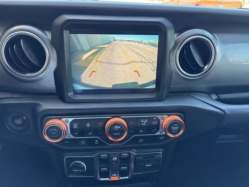 Used 2019 Jeep Wrangler Unlimited Sahara w/ Uconnect 4C Nav & Sound Group AWD/4WD image 17