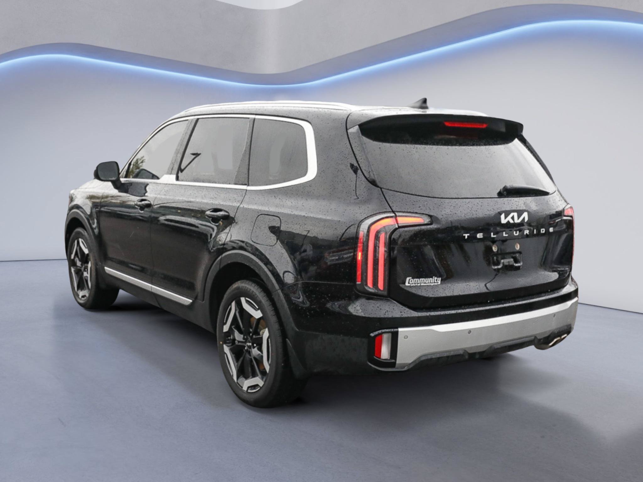 Used 2024 Kia Telluride EX w/ EX Captain's Chair Package FWD image 5