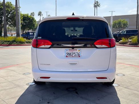 Used 2022 Chrysler Voyager LX image 7