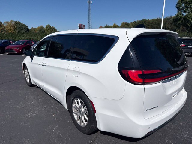 Used 2025 Chrysler Pacifica Select FWD image 8