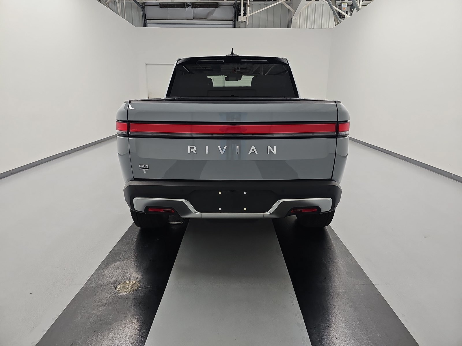 Used 2025 Rivian R1T Adventure Dual AWD/4WD image 4