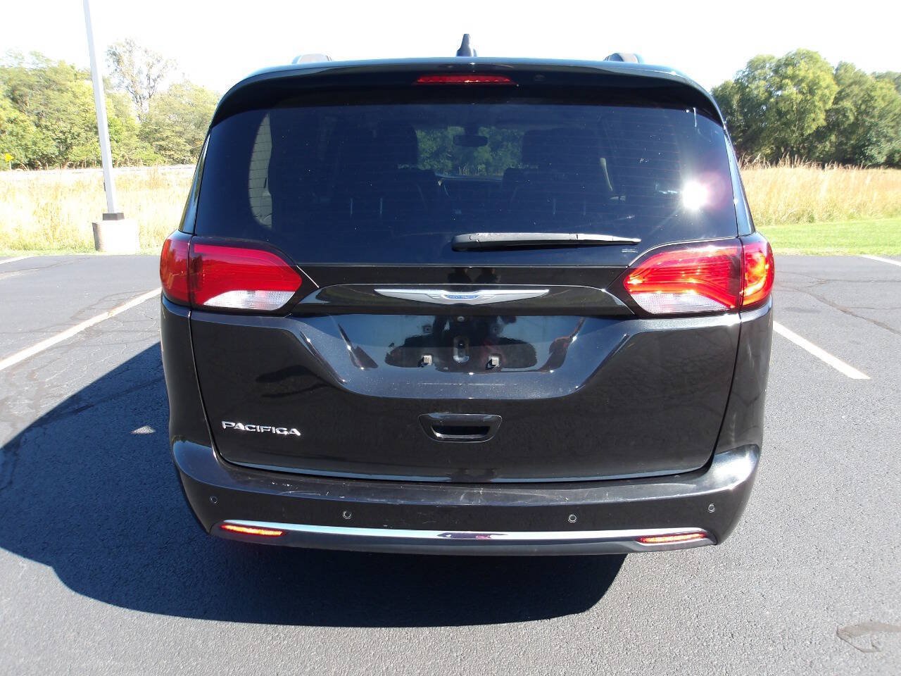 Used 2018 Chrysler Pacifica Touring-L FWD image 4