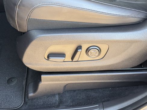 Used 2025 Kia Carnival FWD image 24
