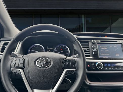 Used 2019 Toyota Highlander XLE image 4