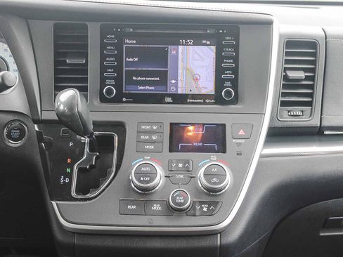 Used 2020 Toyota Sienna SE w/ SE Preferred Package FWD image 14