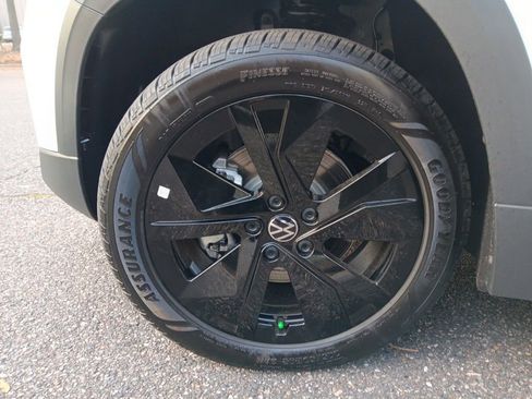 Used 2025 Volkswagen Taos SE image 25