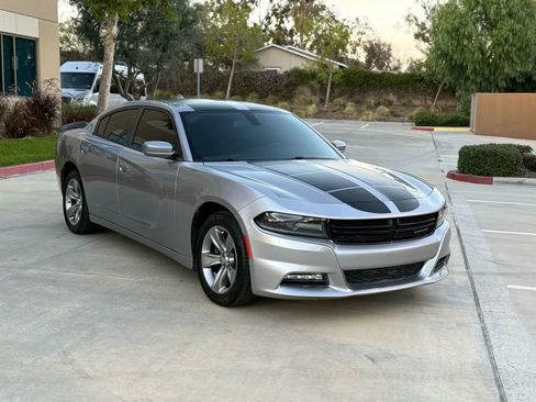 Used 2017 Dodge Charger SXT image 3