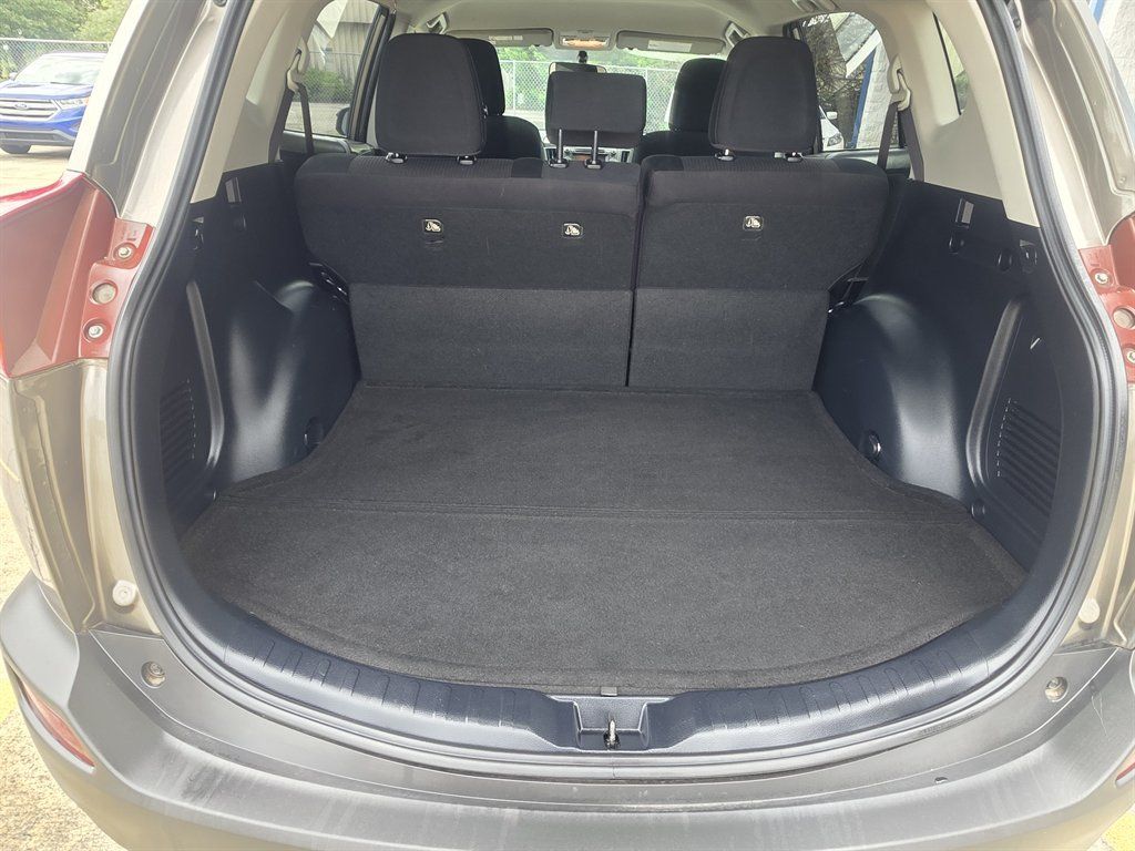 Used 2015 Toyota RAV4 LE FWD image 5